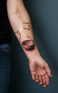 Kintsugi tattoo word - Kintsugi tattoo symbol - Kintsugi tattoo ideas - Kintsugi tattoo minimalist - Kintsugi tattoo artist - Kintsugi tattoo heart